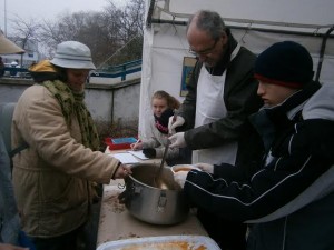 ételosztás a KDNP tagjainak társaságában